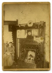 Mujer sentada junto a una chimenea encendida